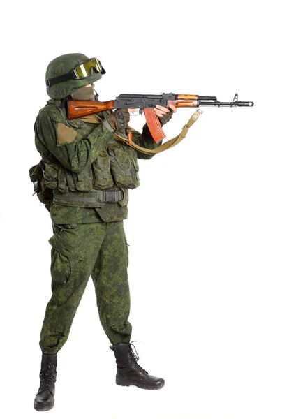 Солдат с винтовкой на белом фоне — стоковое фото