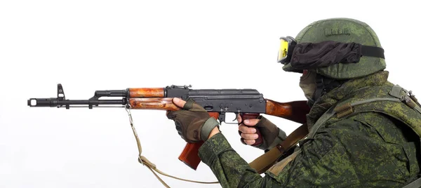 Soldat mit Gewehr auf weißem Hintergrund — Stockfoto