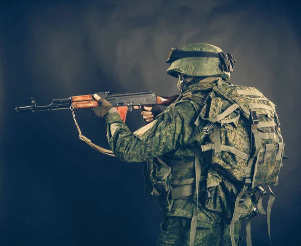 Soldato con fucile su sfondo nero Foto Stock Royalty Free