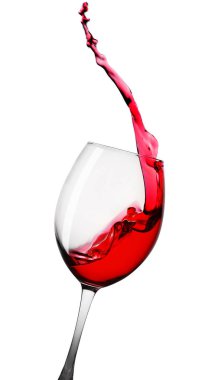  Kırmızı şarap beyaz arka planda izole edilmiş.