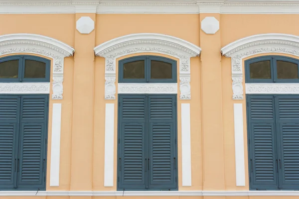 Janelas em estilo neo-gótico — Fotografia de Stock