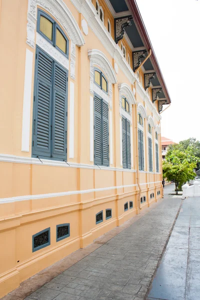 Janelas em estilo neo-gótico — Fotografia de Stock