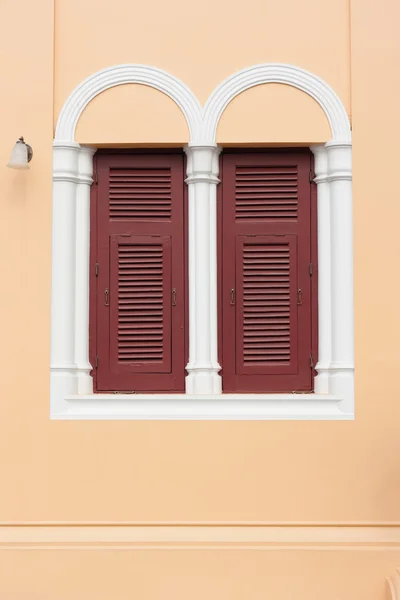 Zwei Fenster im neugotischen Stil — Stockfoto