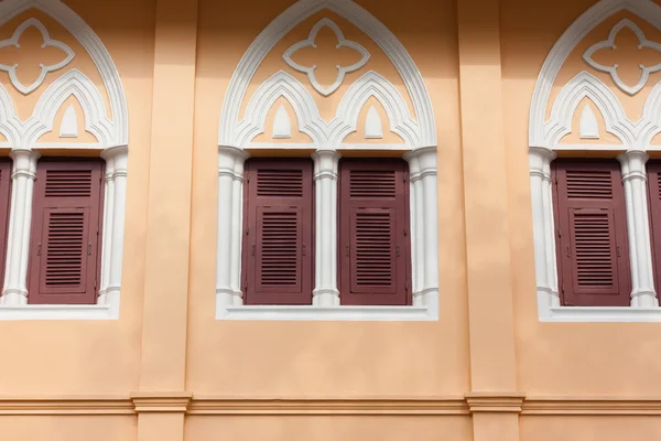 Окна в готическом стиле — стоковое фото