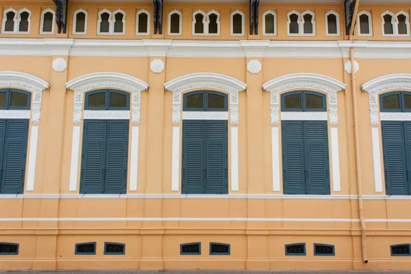 Janelas em estilo neo-gótico — Fotografia de Stock