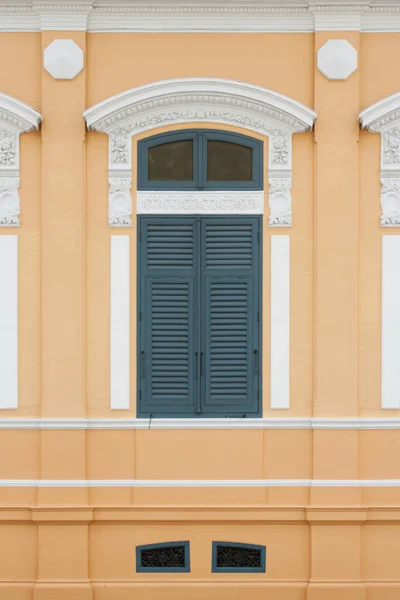 Fenster im neugotischen Stil — Stockfoto