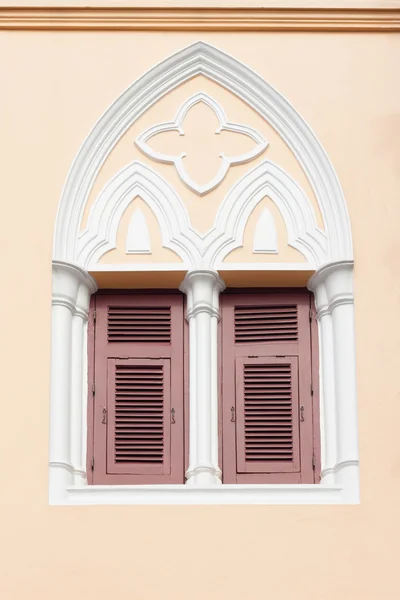 Fenster im gotischen Stil — Stockfoto