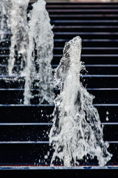 Der Wasserrausch eines Springbrunnens — Stockfoto
