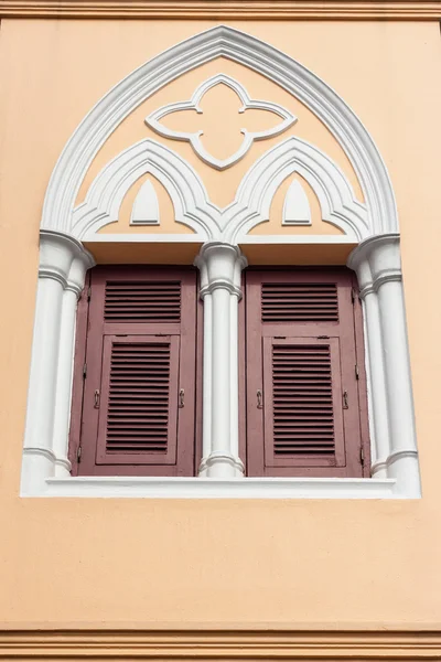 Janelas em estilo gótico — Fotografia de Stock