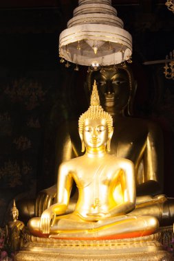 Kilisenin içinde altın Buddha statue