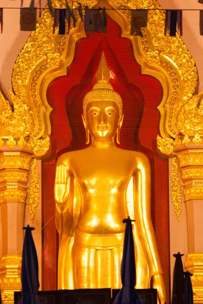 Statue de Bouddha doré dans l'église — Photo
