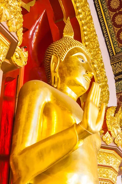 Złoty posąg Buddy w kościele — Zdjęcie stockowe