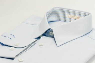 Hafif mavi gömlek yaka