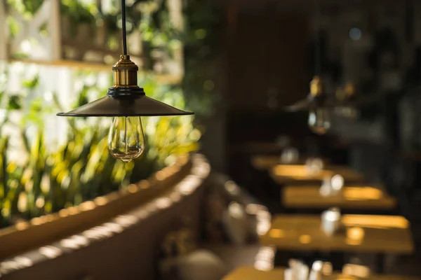 Lámparas con Edison en el interior de una cafetería moderna . — Foto de Stock