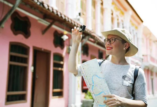 Tourismus und Technologie. glückliche Frau beim Fotografieren im Urlaub mit kleiner Kamera. — Stockfoto