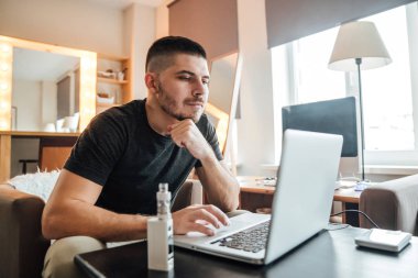 Genç işadamı Office - serbest kavramı bilgisayar önünde çalışma.