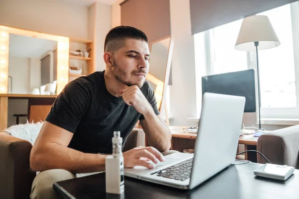 Joven hombre de negocios que trabaja delante de la computadora en la oficina - concepto independiente . — Foto de Stock