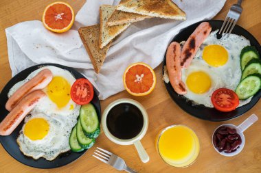 Sahanda yumurta tost sosis ile ev yapımı kahvaltı meyve sebze kahve ve portakal suyu üst görünümünde düz yatıyordu kavramı. Aile için leziz Amerikan kahvaltı. 