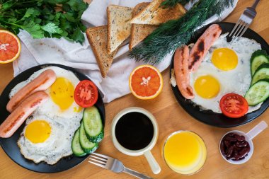 Sahanda yumurta tost sosis ile ev yapımı kahvaltı meyve sebze kahve ve portakal suyu üst görünümünde düz yatıyordu kavramı. Aile için leziz Amerikan kahvaltı. 