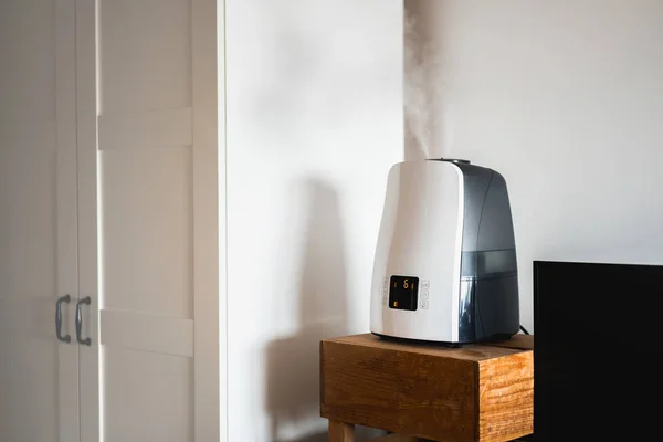 Electronic humidifier in the interior of the house. Ultrasonic technology and health. — Stock Image Electronic Humidifier Interior House Ultrasonic Technology Health Stock Photo