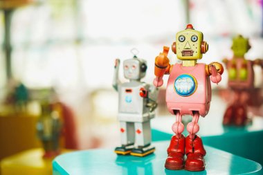 Eski vintage pembe robot oyuncak renk bulanık arka plan üzerinde. Robotik ve geçmişin tasarım.
