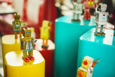 Vintage oyuncak robot eski renk grubu. Eski vintage altın robot oyuncak bir kaide üzerinde. Robotik ve tasarım geçmişin. Teknolojinin kavramsal arka plan.