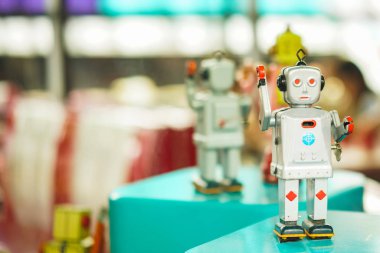 Eski vintage gri robot oyuncak bir kaide üzerinde. Robotik ve tasarım geçmişin. Teknolojinin kavramsal arka plan.