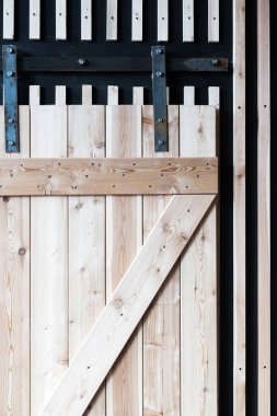 Silindirler loft tarzı ve rustik ahşap ahır kapısını.