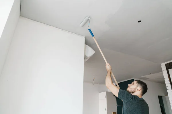 Der Mann Bemalt Die Decke Hause Mit Einer Grauen Walze — Stockfoto