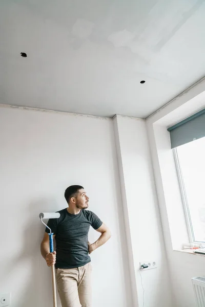 Hombre Con Una Platina Sus Manos Para Las Paredes Pokarski — Foto de Stock