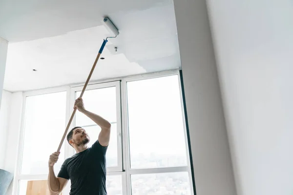 Der Mann Streicht Die Wände Und Die Decke Seines Balkons — Stockfoto