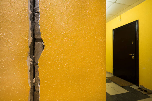Трещина в стене жилого дома. Желтая стена у входа. Проблемы с муниципальным жильем
.