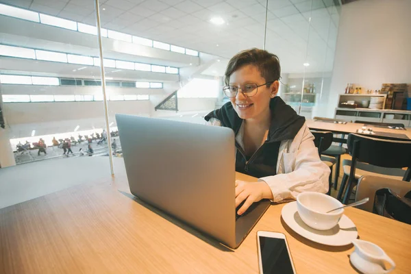 Женщина Очках Работает Ноутбуке Аэропорт Гаджеты Интернет Блоггеры Беспроводные Технологии — стоковое фото