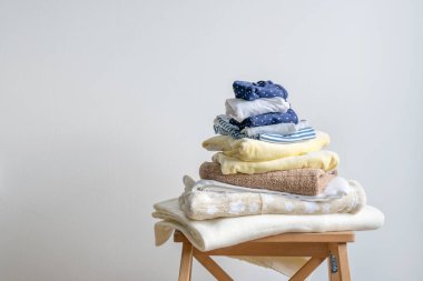 bir bebek yatak yumuşak ve rahat iç çamaşırı Tekstil arka plan kazık konsepti için giysiler dizi