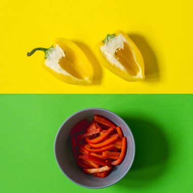 Yarısı sarı bir arka plan ve bir plaka üzerinde sarı biber yeşil bir arka plan üzerinde kırmızı biber ile. Yemek pişirmek için ayarla.