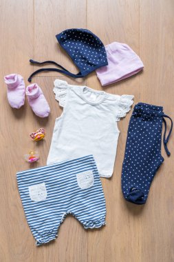Birtakım elbise ve öğeleri seçmek çocuk ahşap zemin için: T-shirt, pantolon, kapaklar, çorap, aptallar