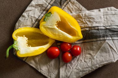 Sarı biber ve kahverengi bir arka plan bez peçeteyi kırmızı kiraz