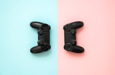 Oyun joystick konsol elektronik, aksesuarlar, pembe ve mavi arka plan ile. Araştırma ve teknoloji.