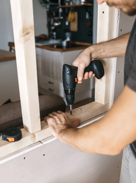 Los Hombres Trabajan Con Destornillador Fijando Marco Madera Para Una —  Fotos de Stock