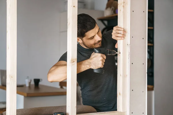 Ritratto Uomo Abiti Casa Con Cacciavite Mano Fissa Una Costruzione — Foto Stock