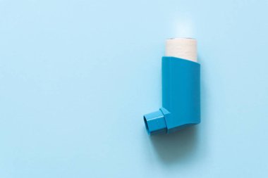 Aerosol inhalasyon pastel mavi bir arka plan üzerinde bronşiyal astım tedavisi için için.