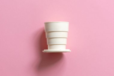 eski vintage plastik cam üzerinde pembe bir arka plan üstten görünüm katlama