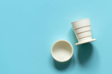 mavi bir arka plan üzerinde cam katlanır eski vintage plastik