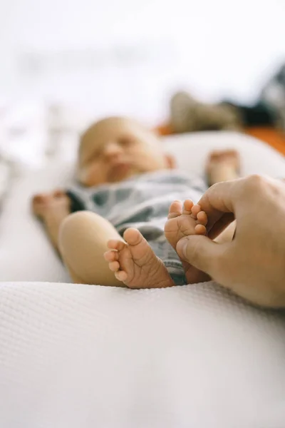 Feet Newborn Lying Baby Cocoon Father Hands Gently Touch Doing — Stock Photo, Image