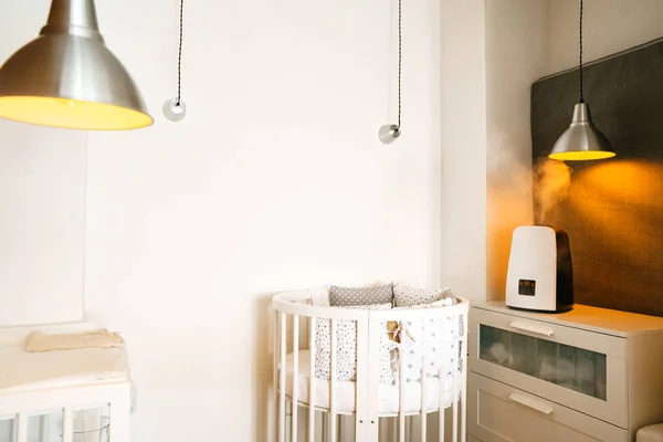 Технологии Здоровье Steam Humidifier Детской Спальне Рядом Новорожденной Кроватью Стильном — стоковое фото