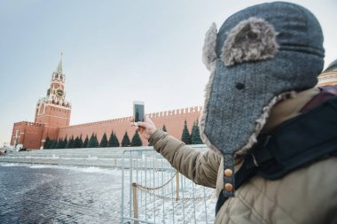 seyahat kavramı. Turistik bir kap içinde yaptığı telefon Kremlin şefaat Cathedral Red Square, Rusya, Moskova yatay fotoğraf yapar.