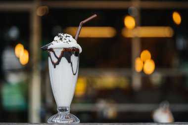 Cafe barında vanilyalı çikolatalı milkshake. Güzel sokak lambaları var.