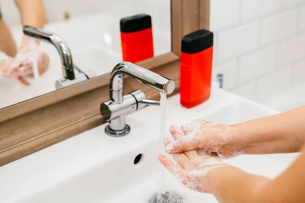 Mujer Lava Las Manos Baño Con Jabón Especial Cuidado Personal — Foto de Stock