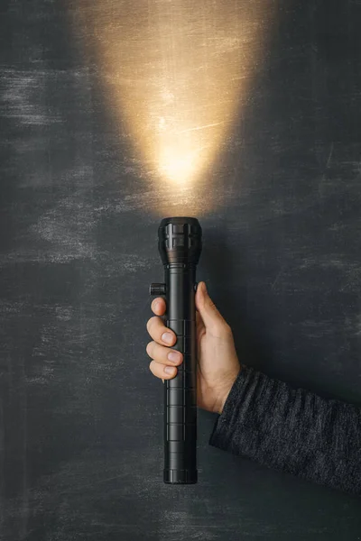 Lanterna Preta Uma Mão Homem Raio Luz Quente Escuro Fundo — Fotografia de Stock