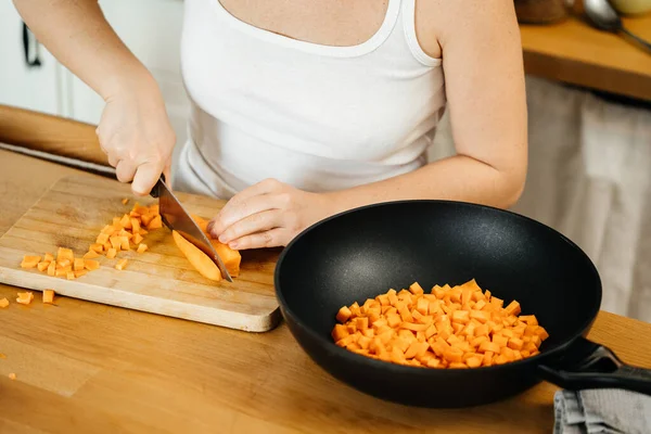 Női Kezek Késsel Felvágott Friss Répával Konyhában Főzés — Stock Fotó